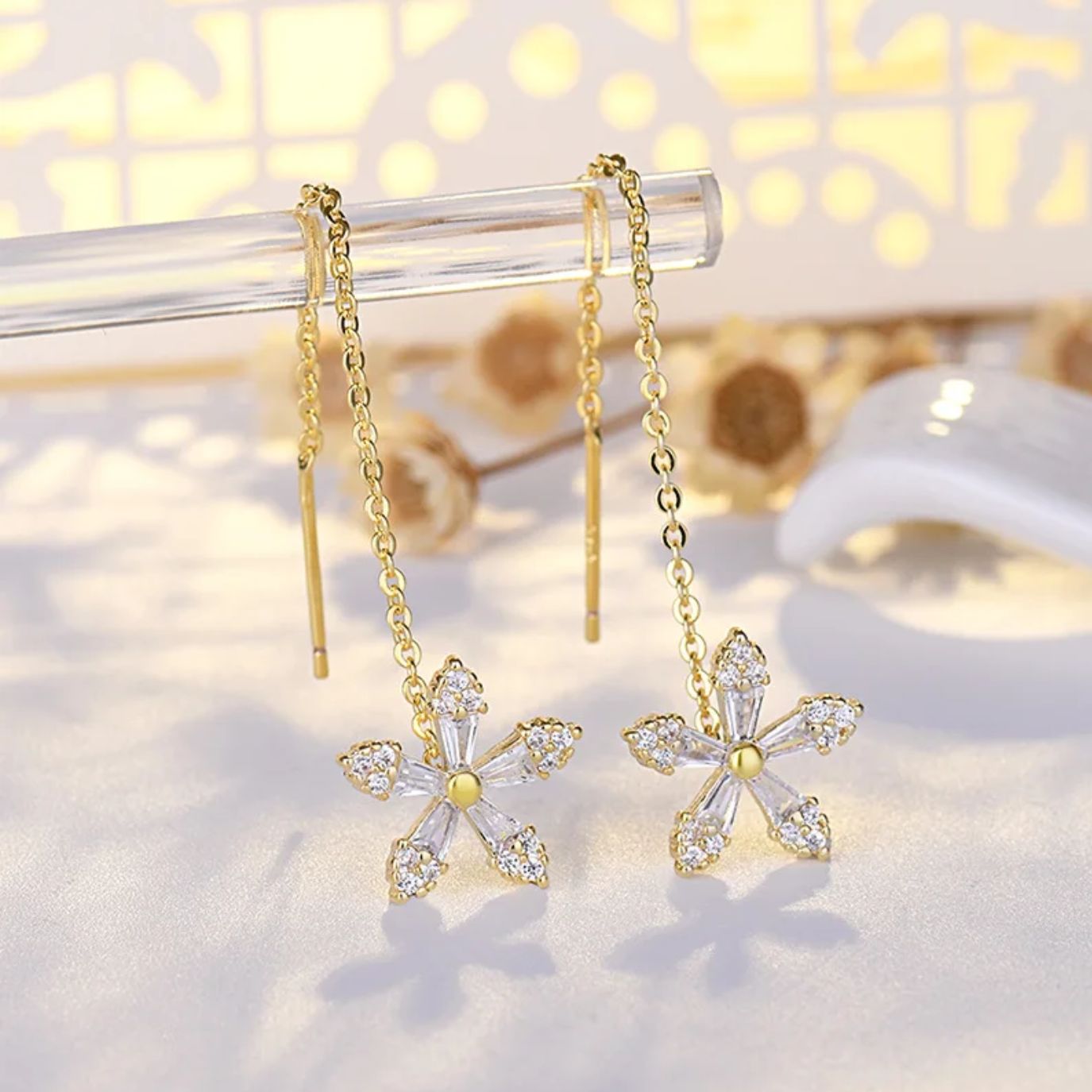 Brincos de Diamante com Fio Floral — Design Delicado de Gota